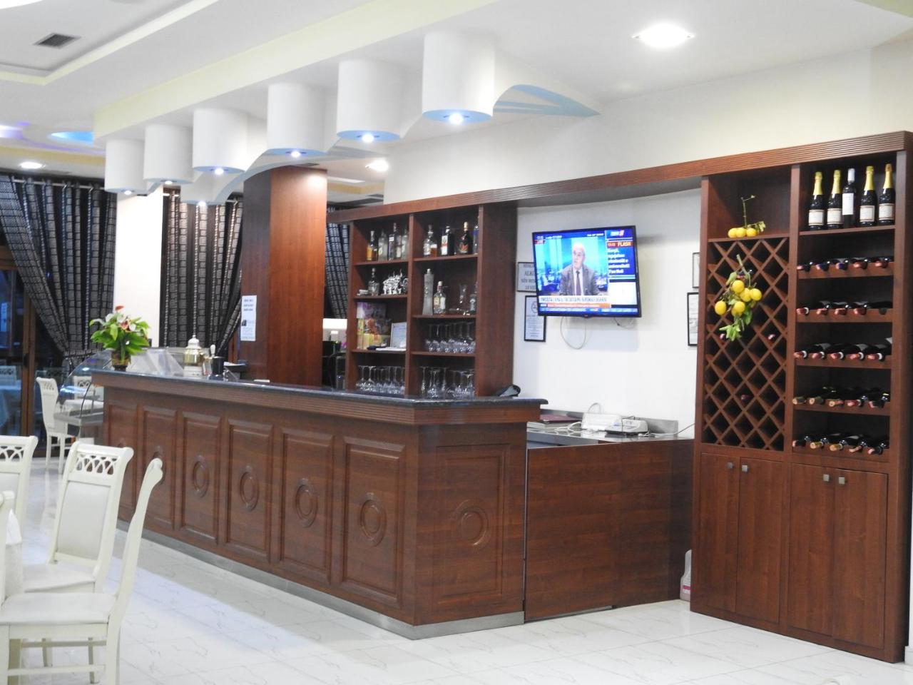 Hotel 3 Vellezerit ดูร์เรส ภายนอก รูปภาพ