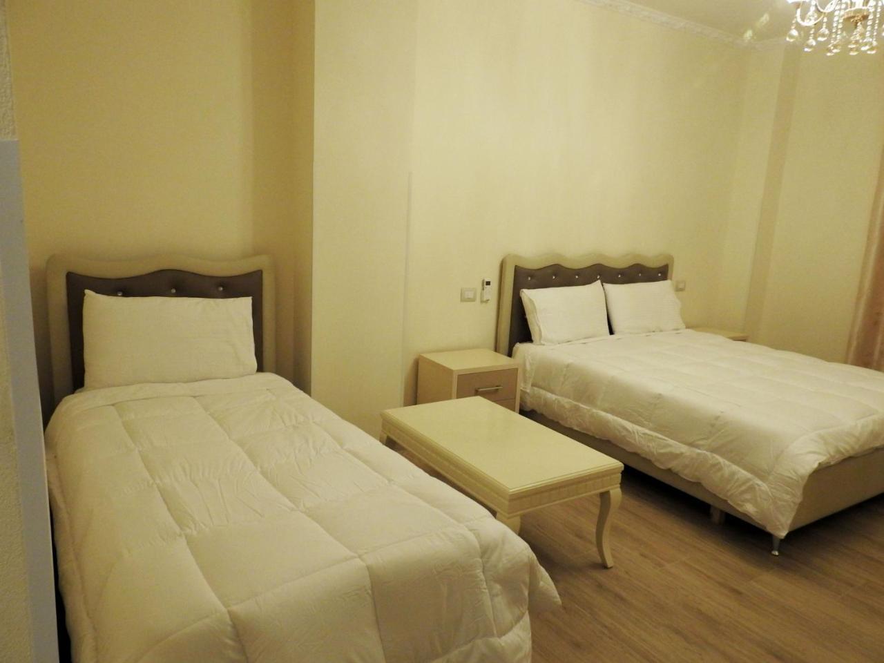 Hotel 3 Vellezerit ดูร์เรส ภายนอก รูปภาพ