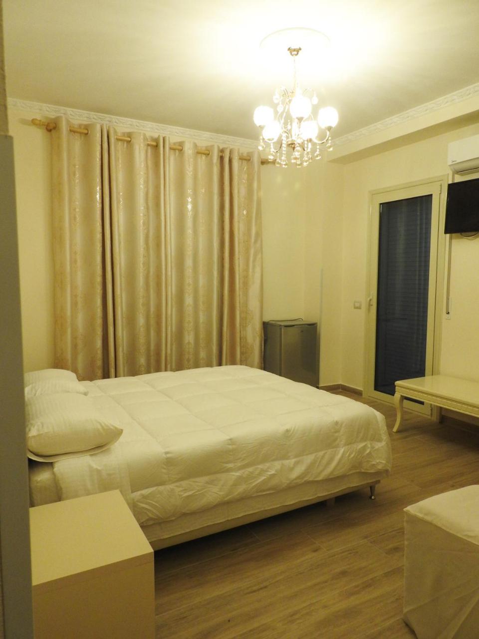 Hotel 3 Vellezerit ดูร์เรส ภายนอก รูปภาพ